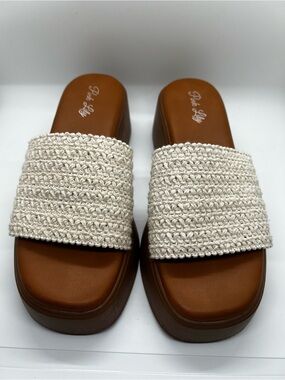 EXCELLENT CONDITION Pink Lily Cream Crochet Platform Slide Sandals